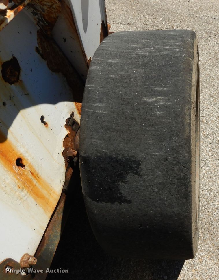 image for item DI7520 2005 Bobcat S300  skid steer loader