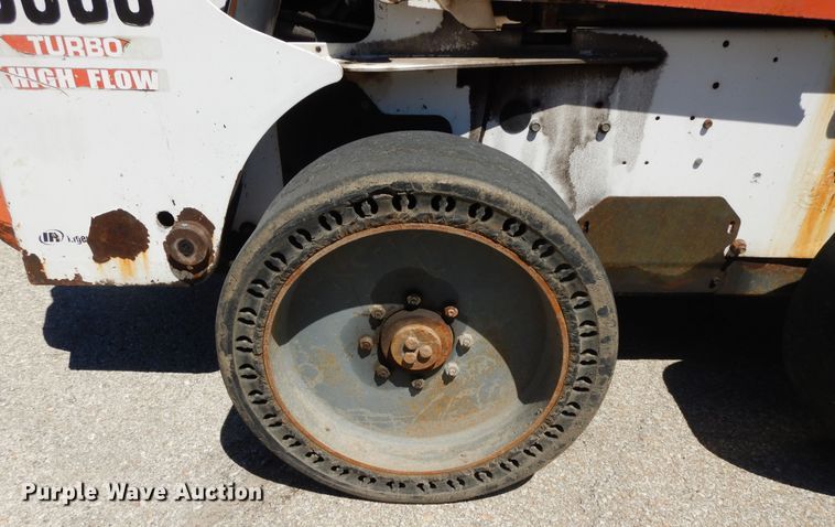 image for item DI7520 2005 Bobcat S300  skid steer loader