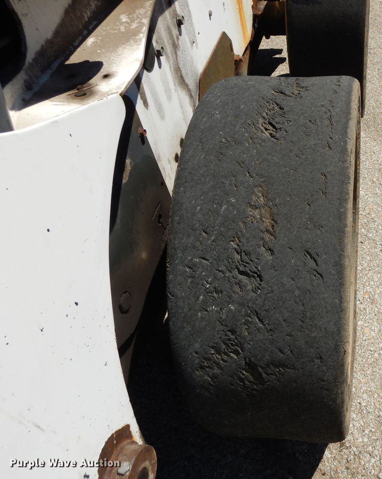 image for item DI7520 2005 Bobcat S300  skid steer loader