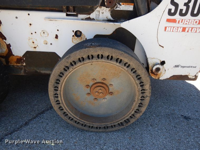 image for item DI7520 2005 Bobcat S300  skid steer loader