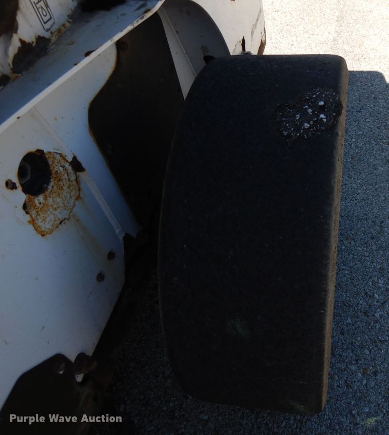 image for item DI7520 2005 Bobcat S300  skid steer loader