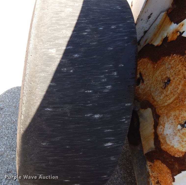 image for item DI7520 2005 Bobcat S300  skid steer loader