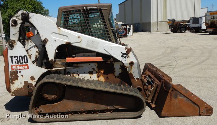 image for item DI7523 2007 Bobcat T300  tracked skid steer loader