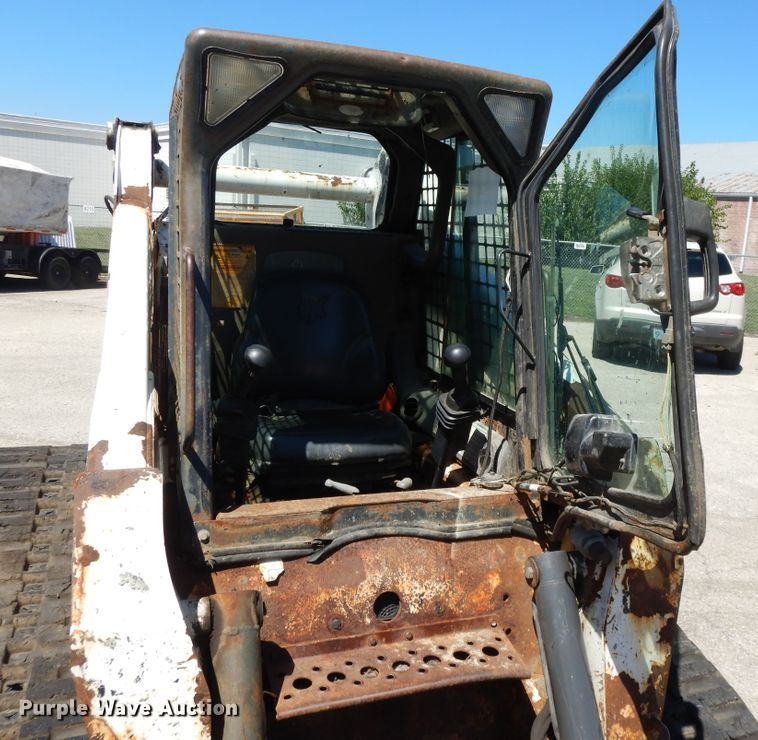 image for item DI7523 2007 Bobcat T300  tracked skid steer loader