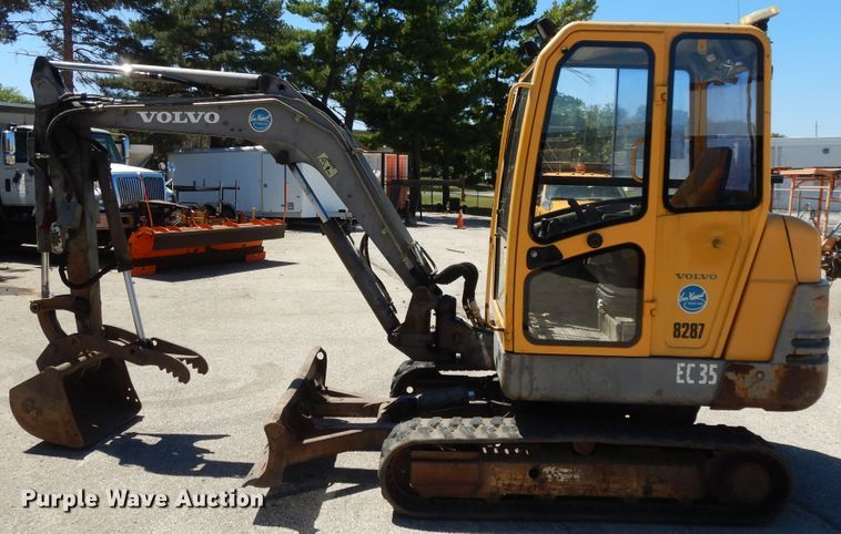 image for item DI7537 2001 Volvo EC35  mini excavator
