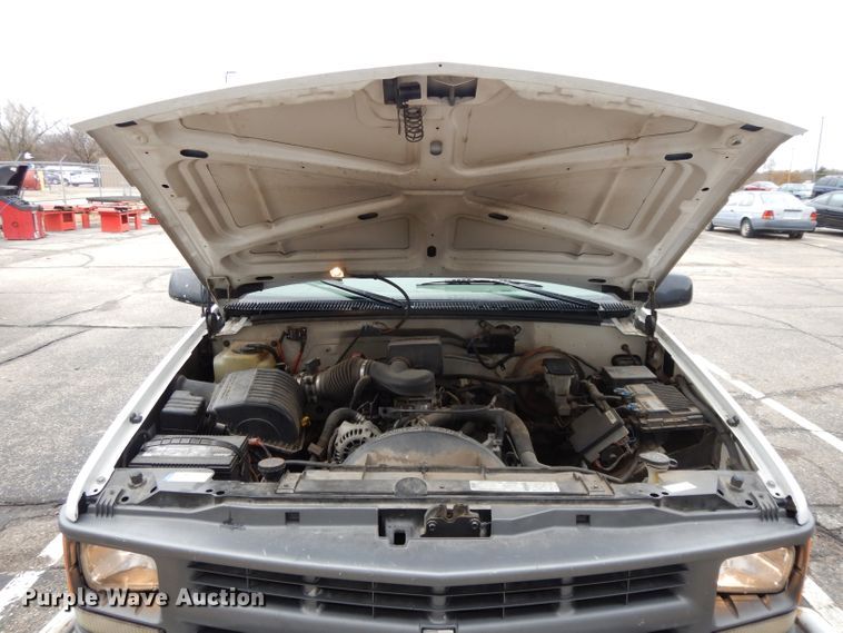 image for item DI8052 1997 Chevrolet Cheyenne 1500  flatbed pickup truck