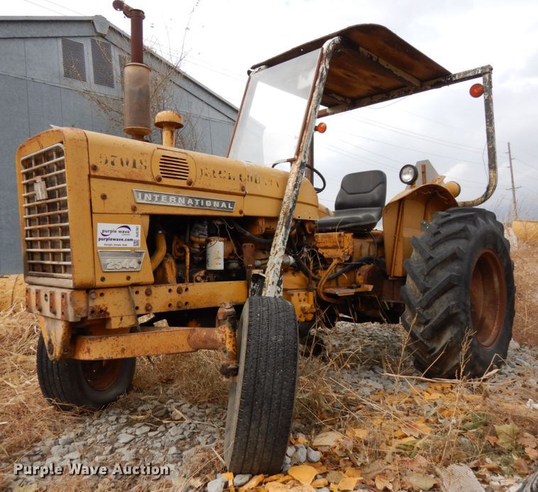 image for item DJ5787 1970 International I2554  tractor