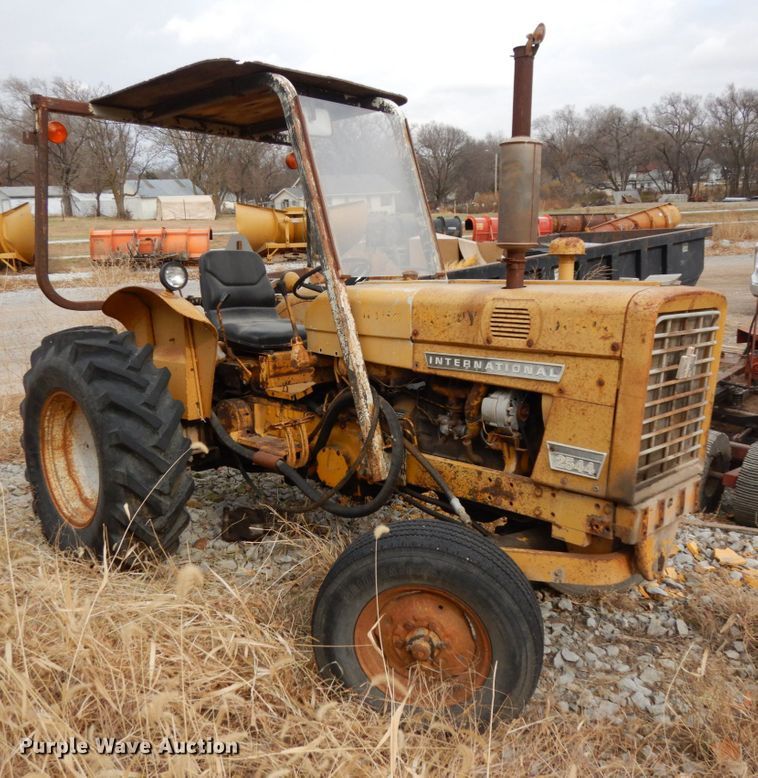 image for item DJ5787 1970 International I2554  tractor