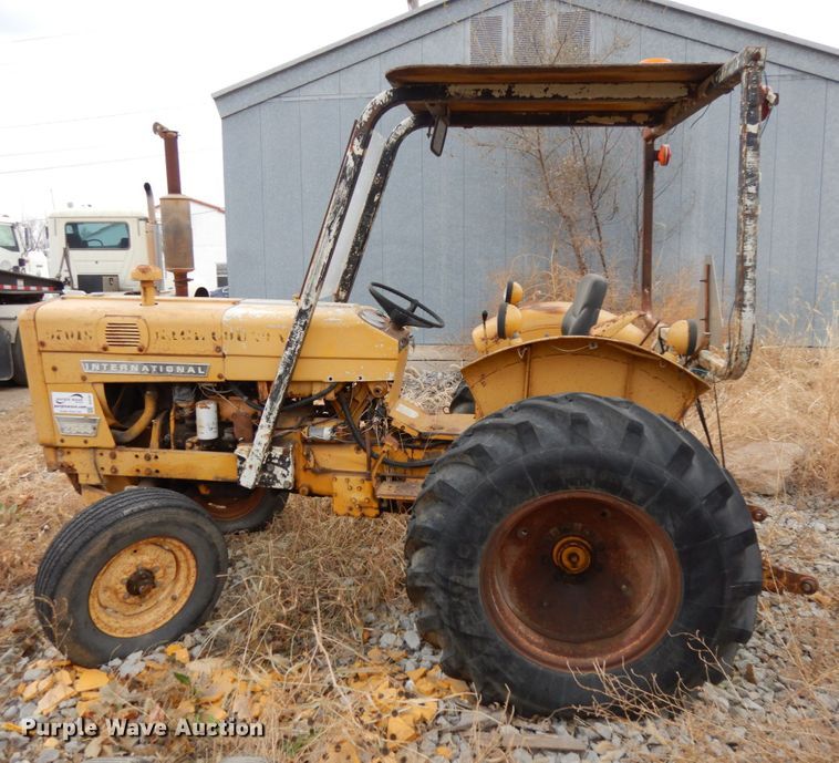 image for item DJ5787 1970 International I2554  tractor