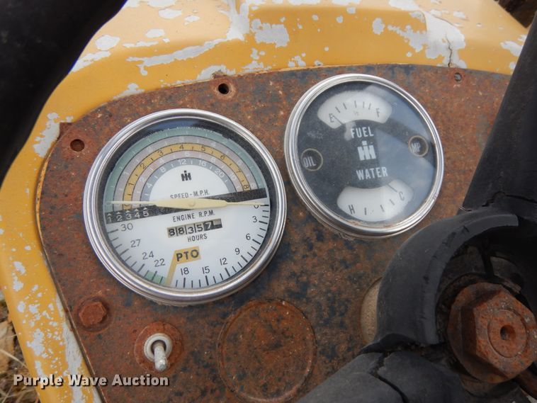 image for item DJ5787 1970 International I2554  tractor