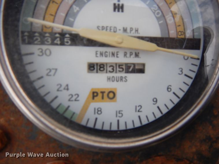 image for item DJ5787 1970 International I2554  tractor