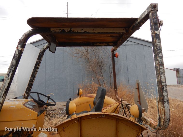 image for item DJ5787 1970 International I2554  tractor