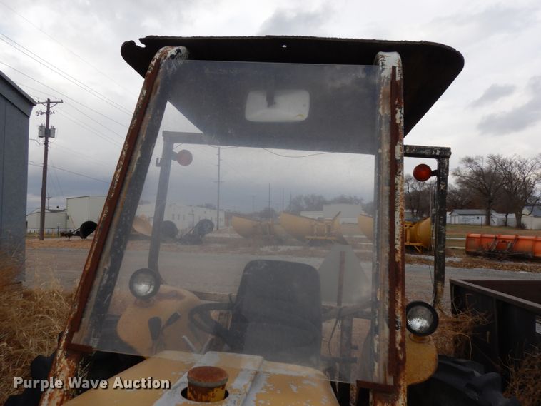 image for item DJ5787 1970 International I2554  tractor