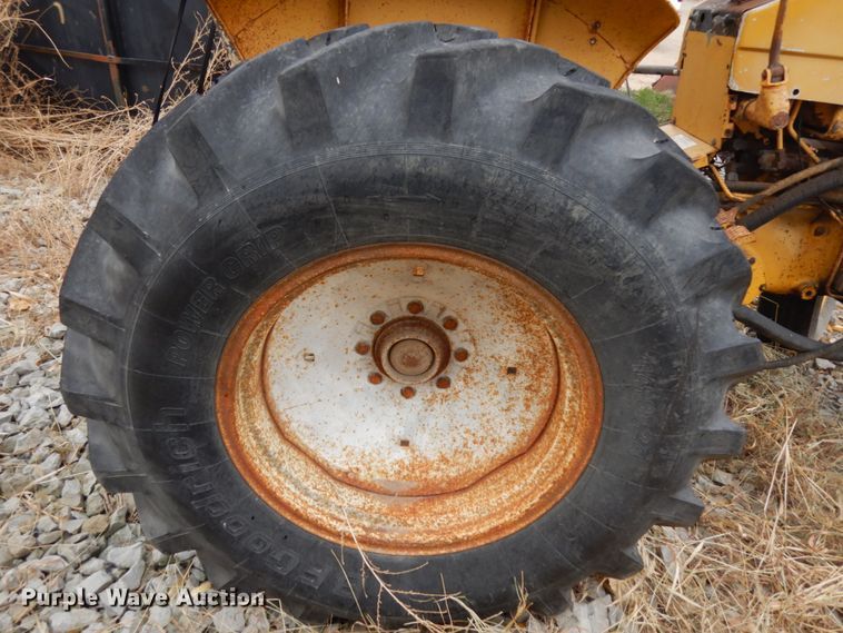 image for item DJ5787 1970 International I2554  tractor