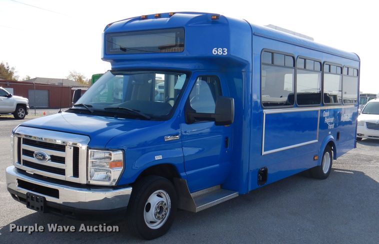 image for item DY9573 2015 Ford Econoline E450 Super Duty  shuttle bus