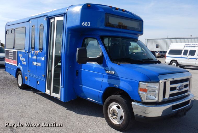 image for item DY9573 2015 Ford Econoline E450 Super Duty  shuttle bus