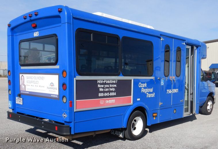 image for item DY9573 2015 Ford Econoline E450 Super Duty  shuttle bus