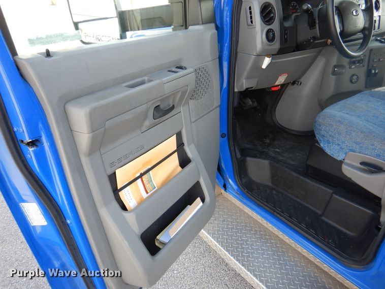 image for item DY9573 2015 Ford Econoline E450 Super Duty  shuttle bus