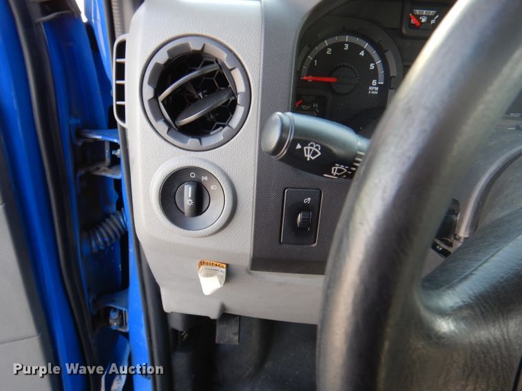 image for item DY9573 2015 Ford Econoline E450 Super Duty  shuttle bus