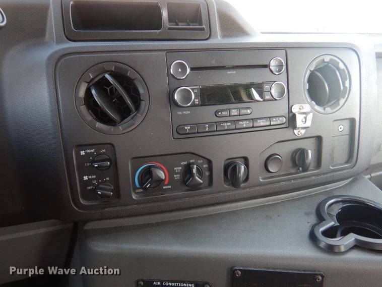 image for item DY9573 2015 Ford Econoline E450 Super Duty  shuttle bus