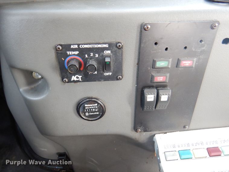 image for item DY9573 2015 Ford Econoline E450 Super Duty  shuttle bus