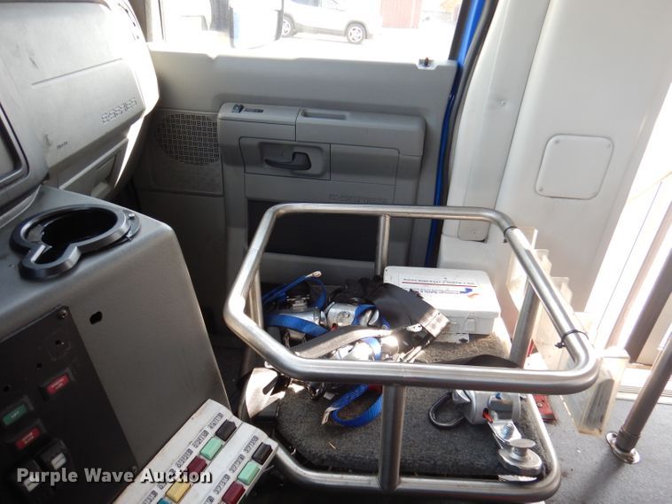 image for item DY9573 2015 Ford Econoline E450 Super Duty  shuttle bus