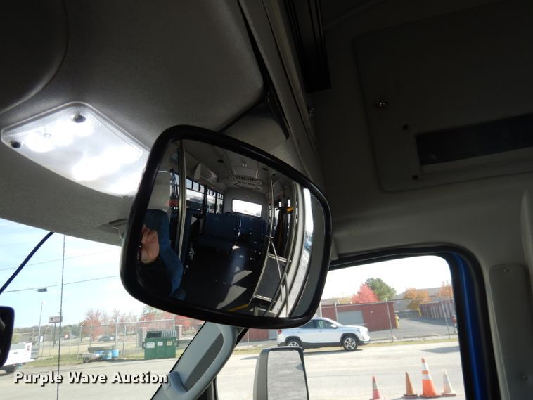 image for item DY9573 2015 Ford Econoline E450 Super Duty  shuttle bus