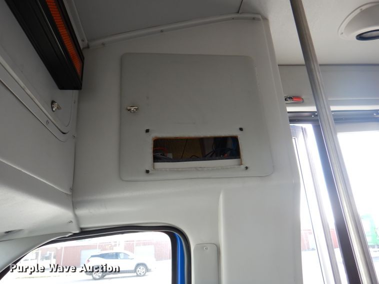 image for item DY9573 2015 Ford Econoline E450 Super Duty  shuttle bus