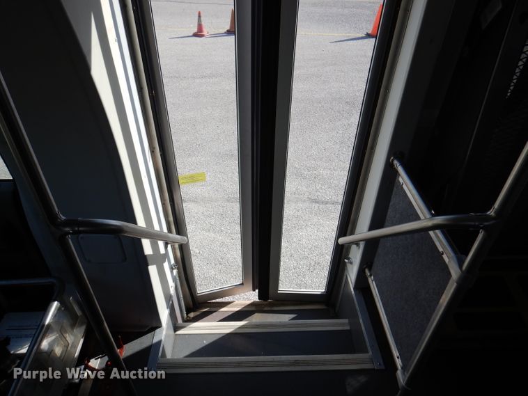 image for item DY9573 2015 Ford Econoline E450 Super Duty  shuttle bus