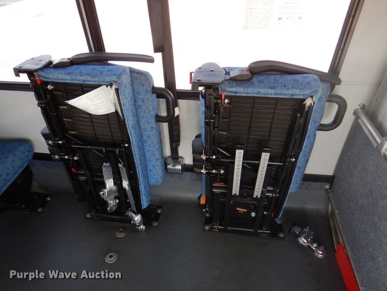 image for item DY9573 2015 Ford Econoline E450 Super Duty  shuttle bus