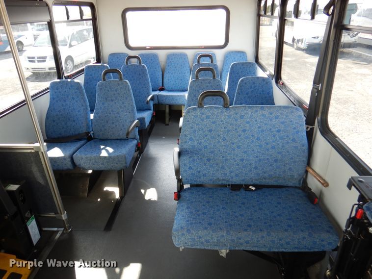 image for item DY9573 2015 Ford Econoline E450 Super Duty  shuttle bus