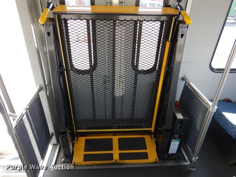 image for item DY9573 2015 Ford Econoline E450 Super Duty  shuttle bus