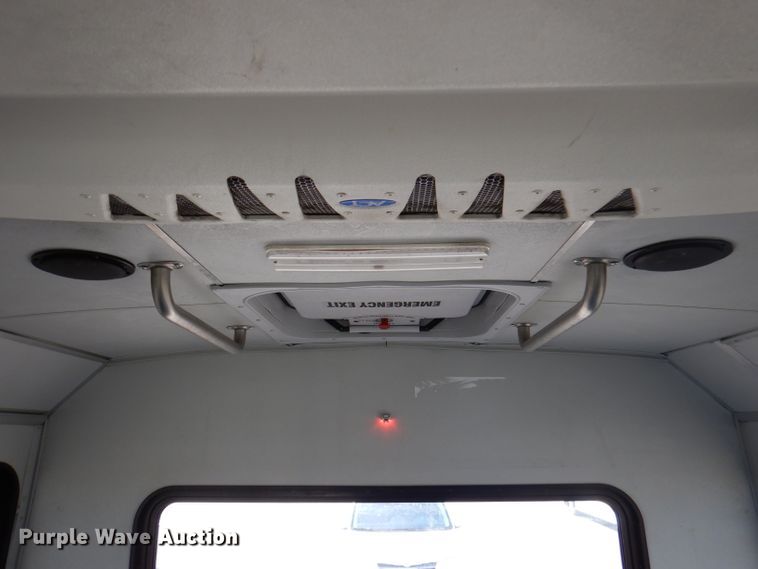 image for item DY9573 2015 Ford Econoline E450 Super Duty  shuttle bus