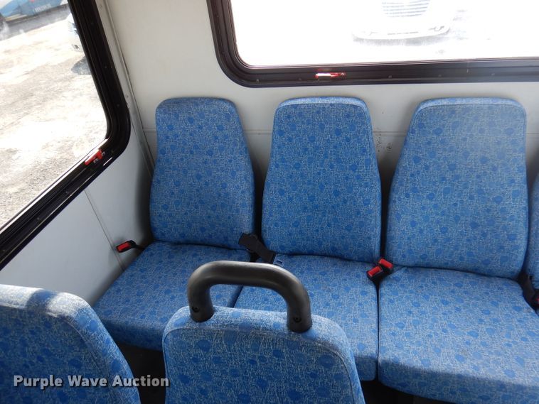 image for item DY9573 2015 Ford Econoline E450 Super Duty  shuttle bus