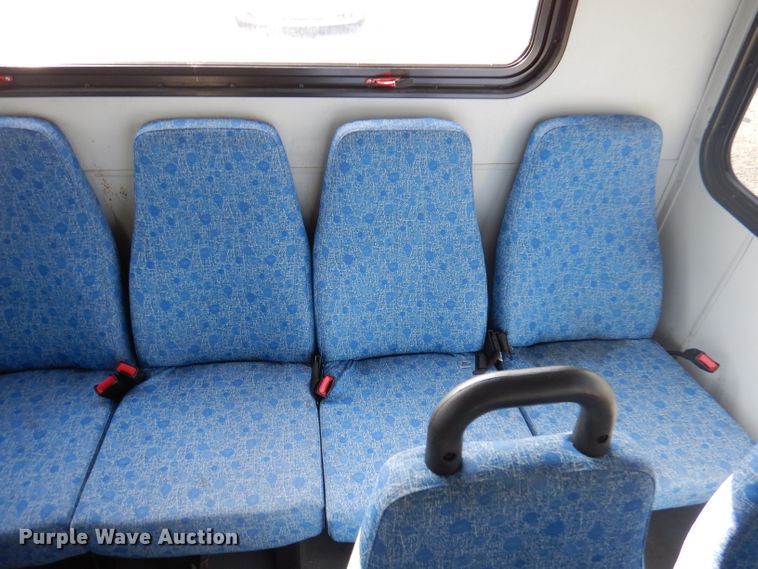 image for item DY9573 2015 Ford Econoline E450 Super Duty  shuttle bus