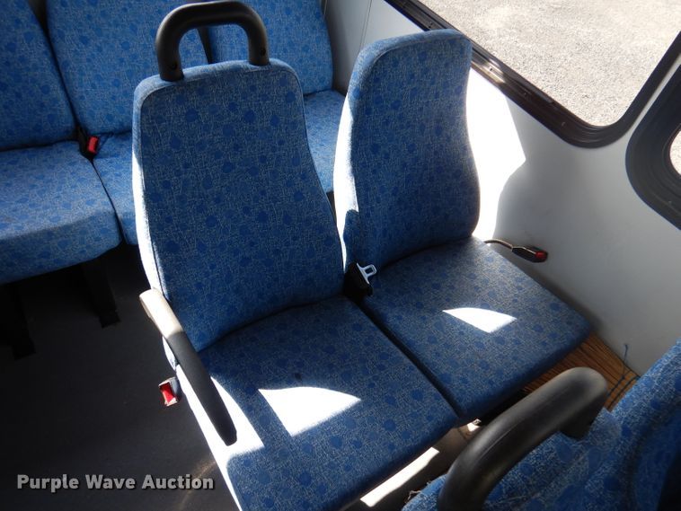 image for item DY9573 2015 Ford Econoline E450 Super Duty  shuttle bus