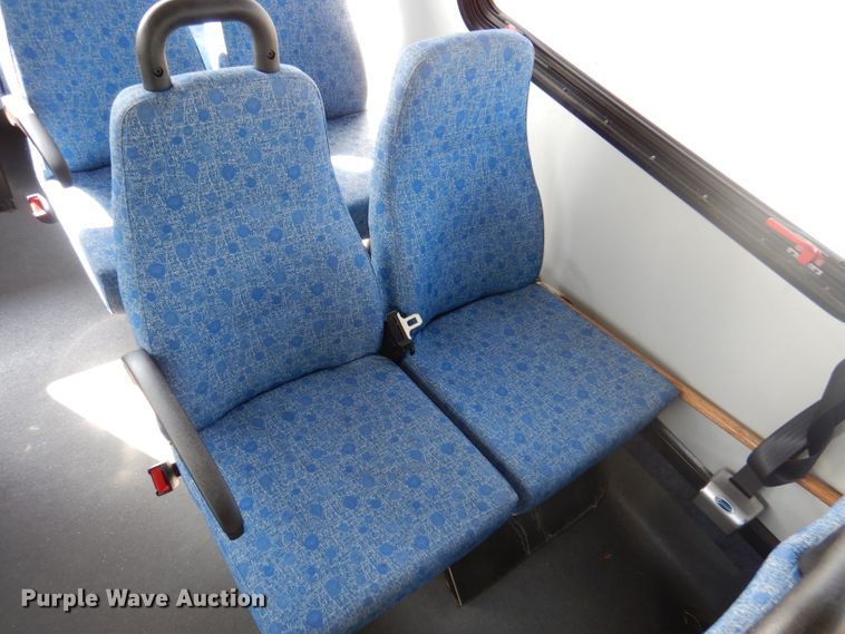 image for item DY9573 2015 Ford Econoline E450 Super Duty  shuttle bus