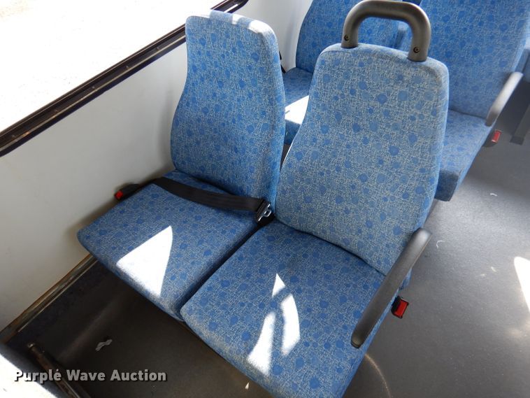 image for item DY9573 2015 Ford Econoline E450 Super Duty  shuttle bus