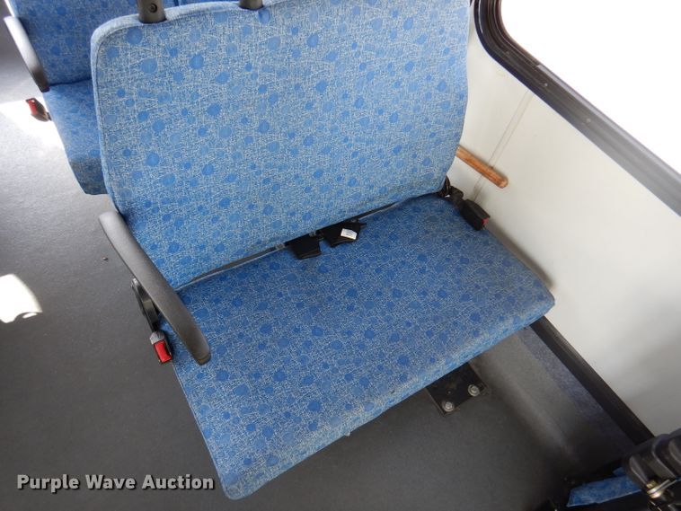 image for item DY9573 2015 Ford Econoline E450 Super Duty  shuttle bus