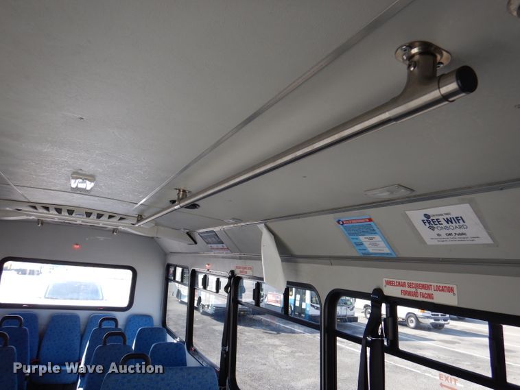 image for item DY9573 2015 Ford Econoline E450 Super Duty  shuttle bus