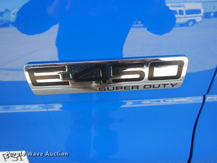 image for item DY9573 2015 Ford Econoline E450 Super Duty  shuttle bus