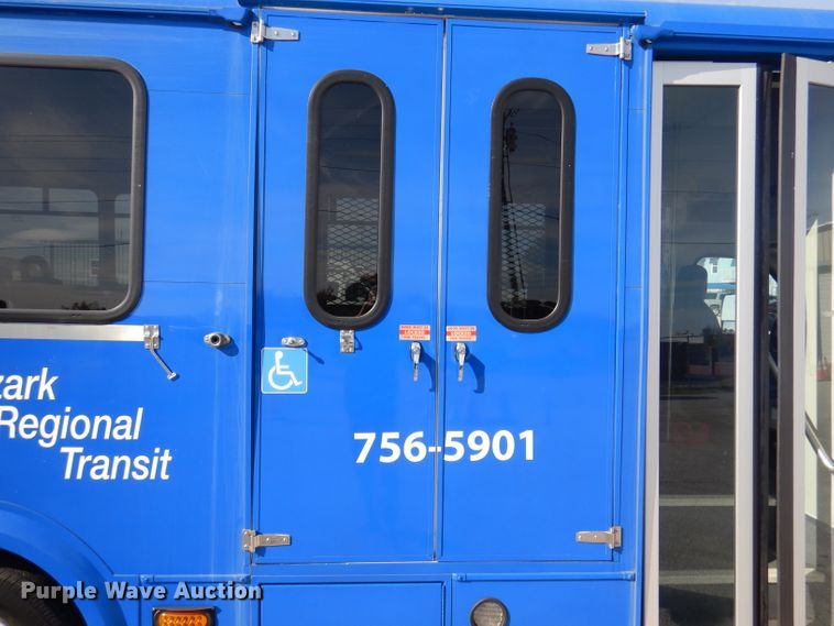 image for item DY9573 2015 Ford Econoline E450 Super Duty  shuttle bus