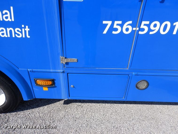 image for item DY9573 2015 Ford Econoline E450 Super Duty  shuttle bus