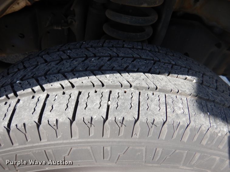 image for item DY9573 2015 Ford Econoline E450 Super Duty  shuttle bus