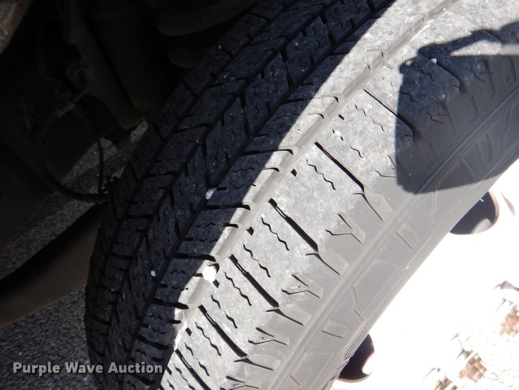 image for item DY9573 2015 Ford Econoline E450 Super Duty  shuttle bus