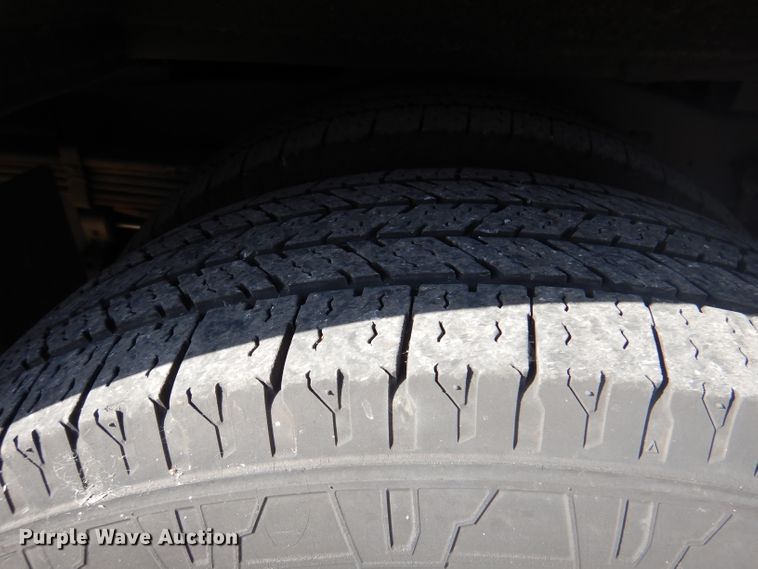 image for item DY9573 2015 Ford Econoline E450 Super Duty  shuttle bus