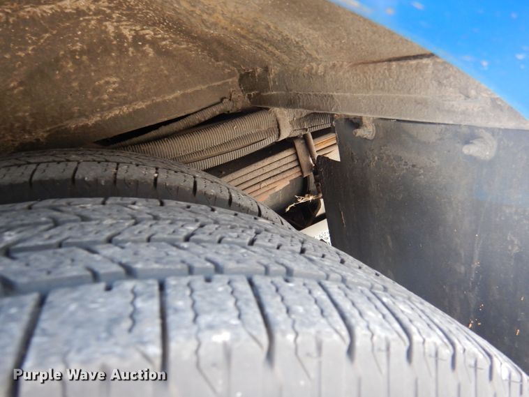 image for item DY9573 2015 Ford Econoline E450 Super Duty  shuttle bus