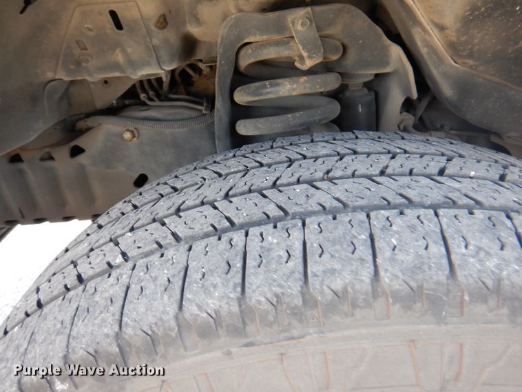 image for item DY9573 2015 Ford Econoline E450 Super Duty  shuttle bus