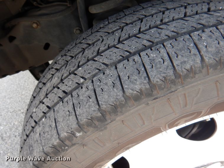 image for item DY9573 2015 Ford Econoline E450 Super Duty  shuttle bus