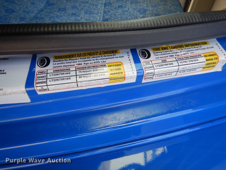 image for item DY9573 2015 Ford Econoline E450 Super Duty  shuttle bus